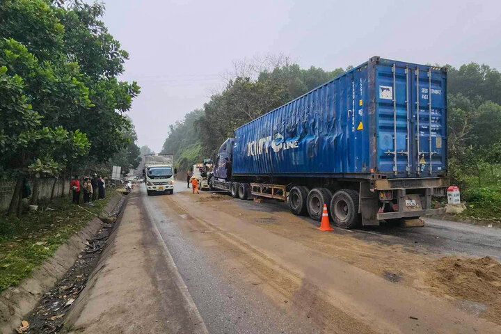 Hiện trường vụ tai nạn cơ bản được khắc phục, tuyến Quốc lộ 2 (đoạn qua huyện Yên Sơn, Tuyên Quang) thông thoáng, người dân có thể di chuyển.