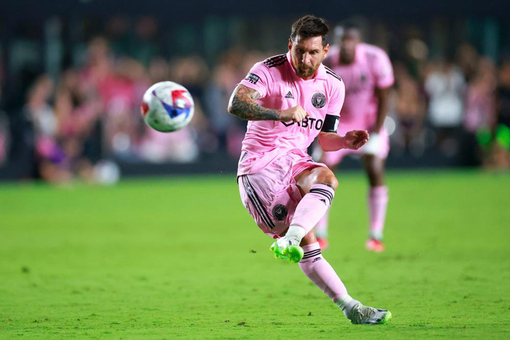 Messi sút phạt trúng bé gái trên khán đài.