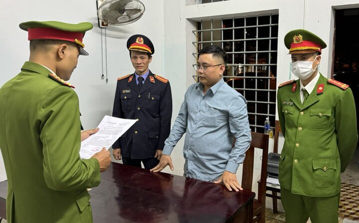 Cơ quan CSĐT Công an tỉnh Quảng Bình thi hành lệnh giữ người trong trường hợp khẩn cấp đối với Mai Xuân Hữu. (Ảnh: Công an Quảng Bình)