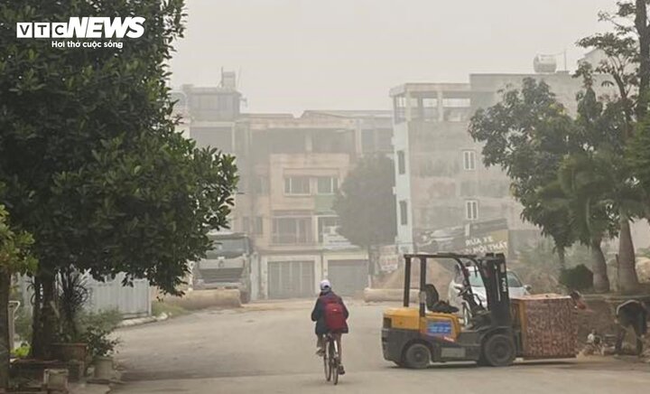 Sương mù và bụi mịn dày bao phủ nhiều khu vực tại Hà Nội.