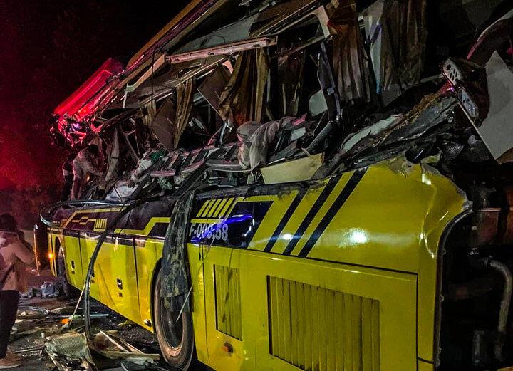 Xe khách bẹp rúm sau tai nạn 5 người chết, cảnh sát cắt cửa giải cứu hành khách - 4