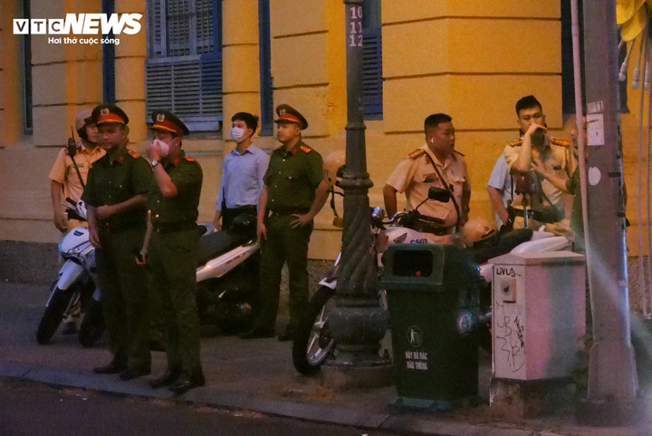 Từ khoảng 5h30, lực lượng an ninh đã chốt chặn tại các vị trí xung quanh khu vực TAND TP.HCM (phường Bến Nghé, Quận 1).