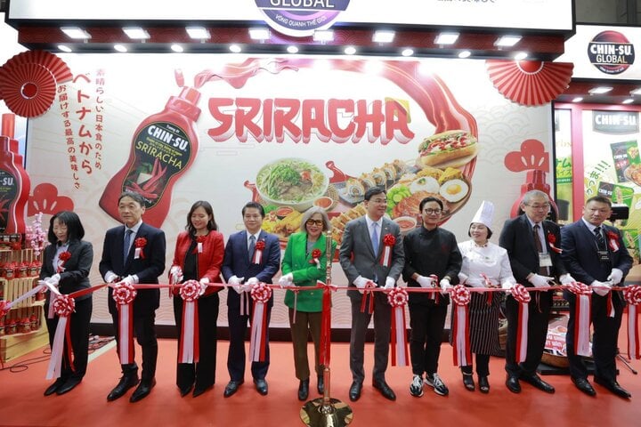 Đại diện Công ty Masan Consumer và các đại biểu cắt băng khai trương gian hàng CHIN-SU tại Foodexjpg.