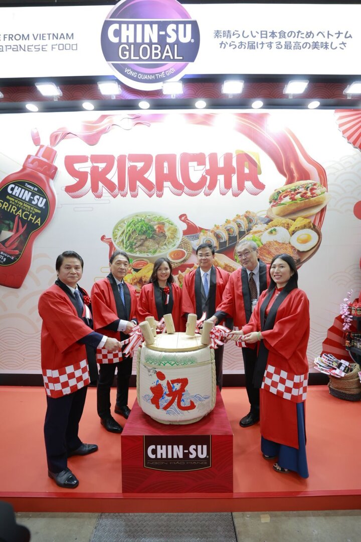 Các vị đại biểu thực hiện lễ đập rượu Kagami Biraki truyền thống của Nhật - tại gian hàng CHIN-SU Foodex 2024.