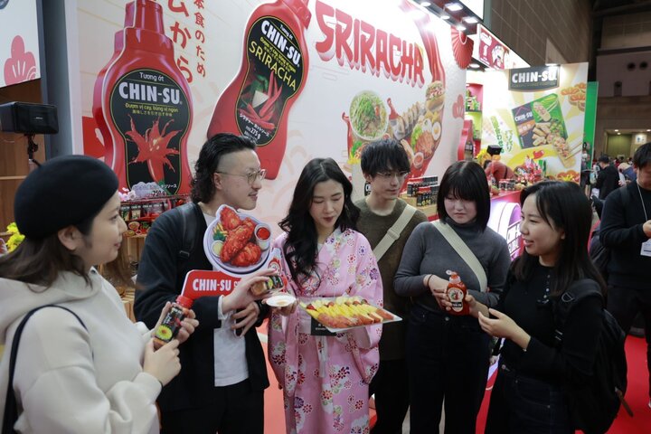 Thực khách Nhật Bản thích thú dùng thử sản phẩm tại Foodex.