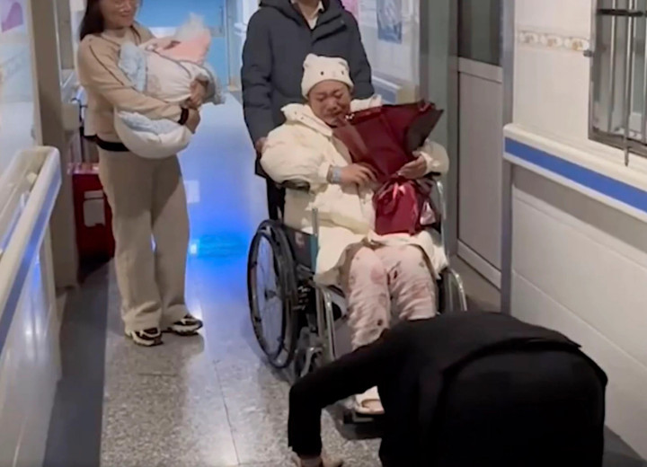 Người chồng đăng tải hình ảnh quỳ gối trước vợ và con trai nhỏ. (Ảnh: Weibo)