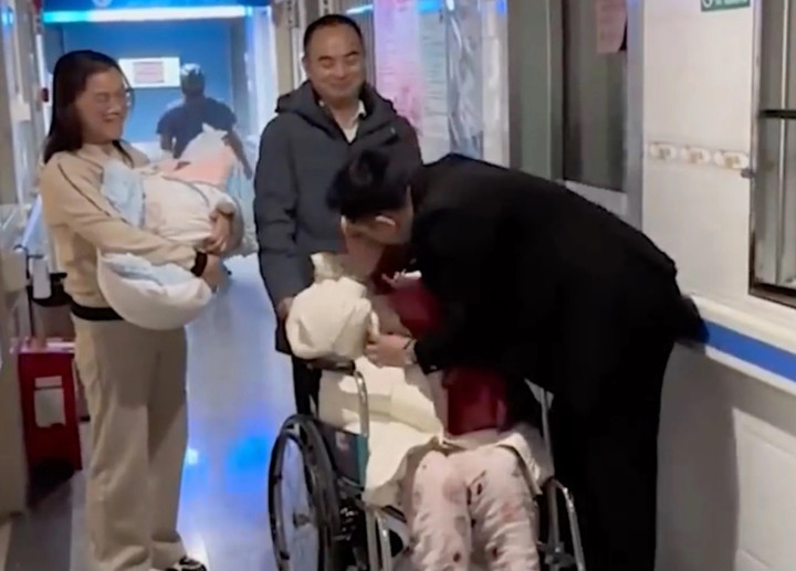 Người vợ này đã 4 lần sinh con và lần này đã sinh được con trai. (Ảnh: Weibo)