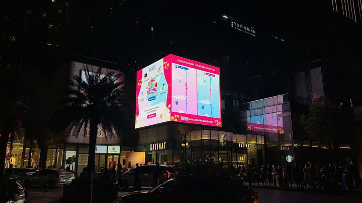 Điện thoại trở bảng điều khiển chuyển động trên playable billboard khi khách hàng quét QR