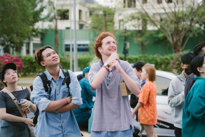 Khách quốc tế bất ngờ và tò mò về sự kiện của Nhà mạng Saymee.