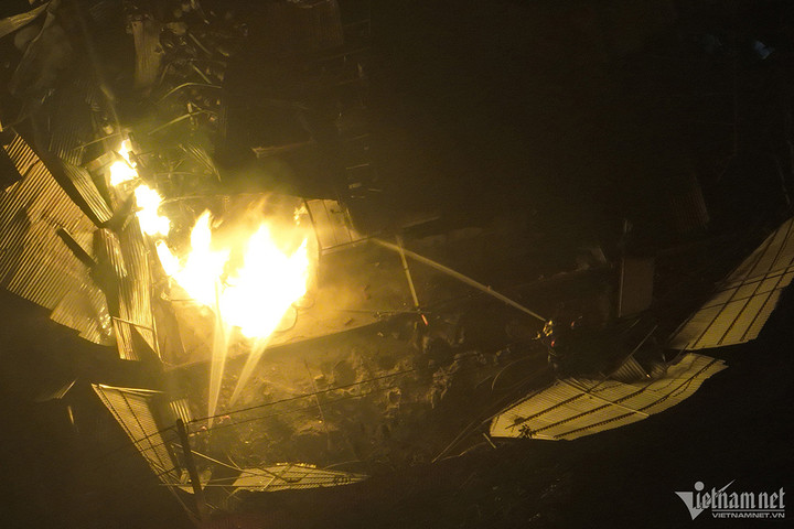 Lực lượng Cảnh sát PCCC nỗ lực dập tắt đám cháy.