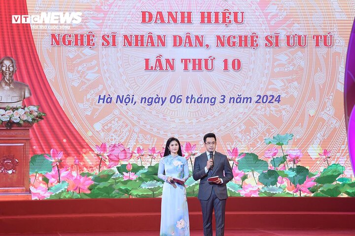 Lễ trao tặng danh hiệu NSND, NSƯT lần thứ 10 vừa diễn ra vào sáng 6/3 tại Nhà hát Lớn Hà Nội, tôn vinh 389 nghệ sĩ có tài năng nghệ thuật xuất sắc, có nhiều cống hiến trong sự nghiệp xây dựng và phát triển nền văn hóa nghệ thuật của dân tộc.