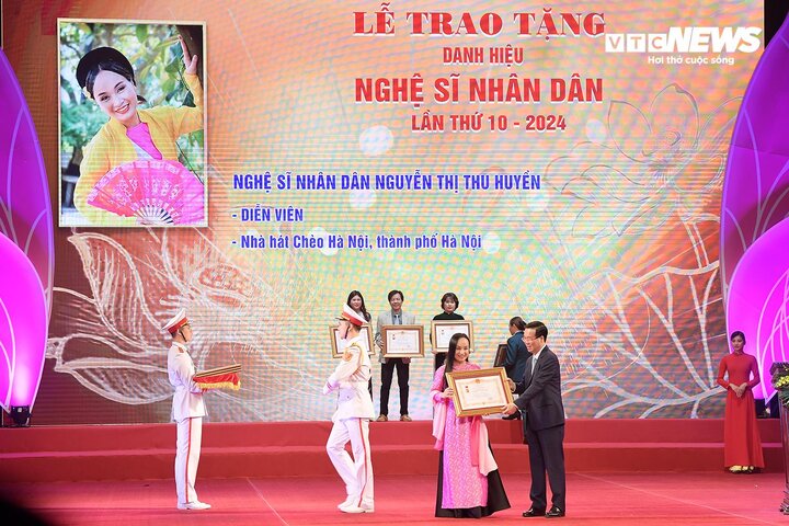 NSND Thu Huyền nhận danh hiệu. Gần 30 năm trong nghề, NSND Thu Huyền mang về những thành tích tiêu biểu trong các cuộc thi nghệ thuật.