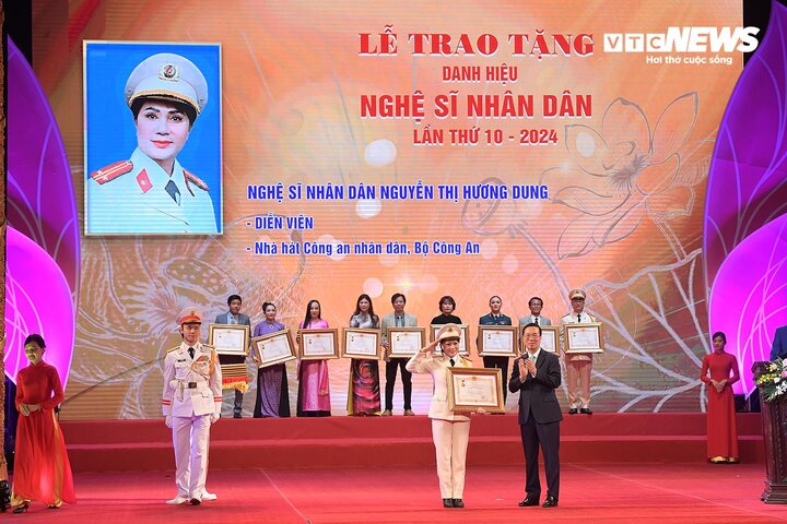NSND Hương Dung nhận danh hiệu cao quý ở tuổi 68.