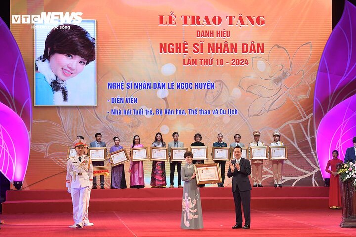 Nghệ sĩ Ngọc Huyền bày tỏ niềm vui và hạnh phúc khi nhận danh hiệu NSND dù đã về hưu: "Tôi không thấy thiệt thòi khi nhận danh hiệu NSND ở tuổi này, tôi còn cảm thấy vui hơn khi nhận được danh hiệu vào thời điểm hiện tại".