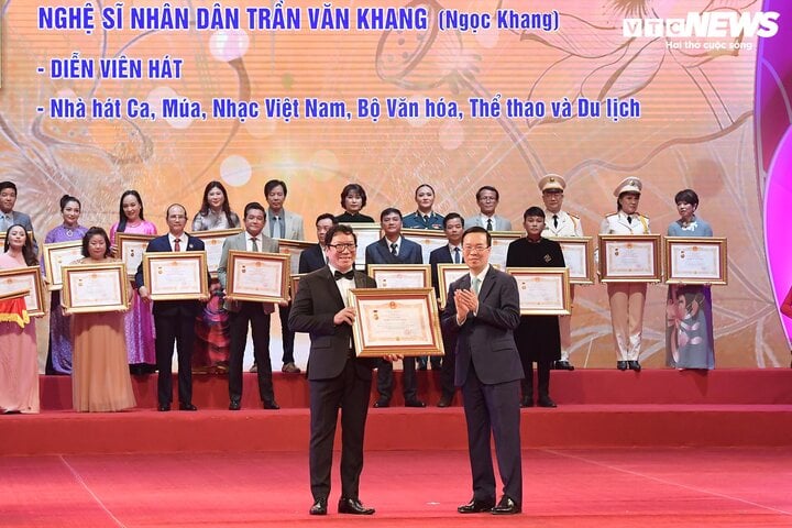 Nam ca sĩ Ngọc Khang nhận danh hiệu NSND. 