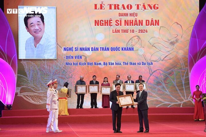 Chủ tịch nước Võ Văn Thưởng trao danh hiệu cho NSND Quốc Khánh.