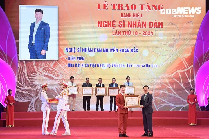 Với nhiều đóng góp cho nghệ thuật, diễn viên Xuân Bắc được trao tặng danh hiệu NSND.