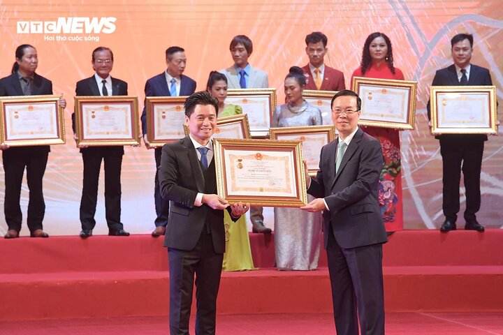 Chủ tịch nước Võ Văn Thưởng trao tặng danh hiệu cho NSND Tấn Minh.