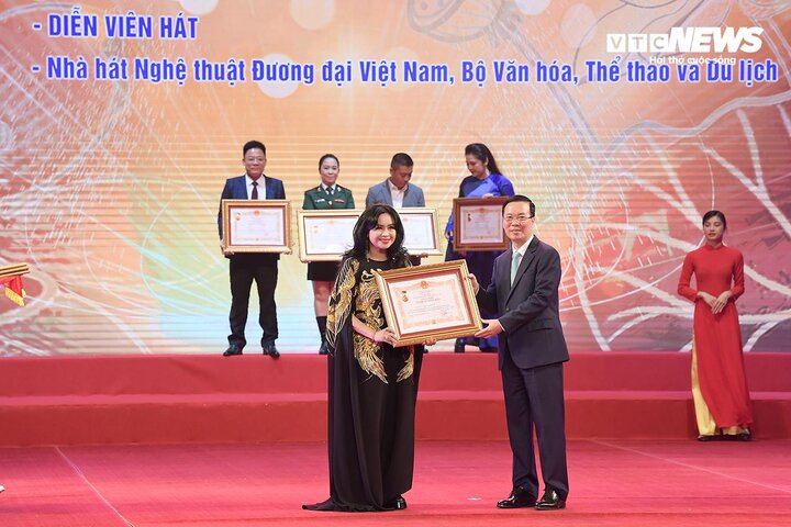 Thanh Lam là diva duy nhất trong bộ tứ (bên cạnh Mỹ Linh, Hồng Nhung, Trần Thu Hà) - được phong tặng danh hiệu NSND.
