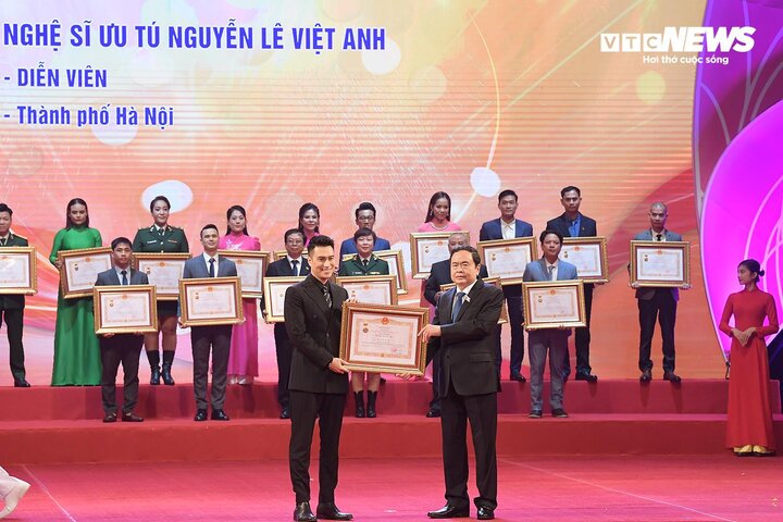 Diễn viên Việt Anh bày tỏ sự xúc động khi nhận danh hiệu cao quý. Anh cho biết danh hiệu là động lực rất lớn trên con đường nghệ thuật.