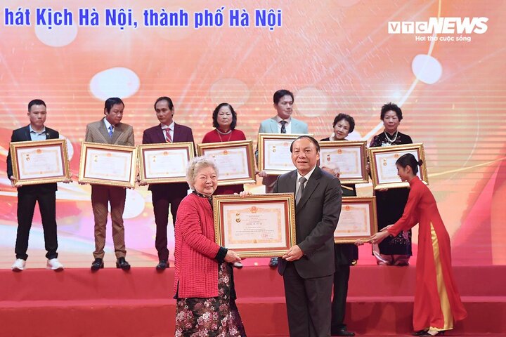 Nghệ sĩ Lê Mai, mẹ của NSƯT Lê Vân, NSND Lê Khanh, NSƯT Lê Vi nhận danh hiệu NSƯT ở tuổi 85.