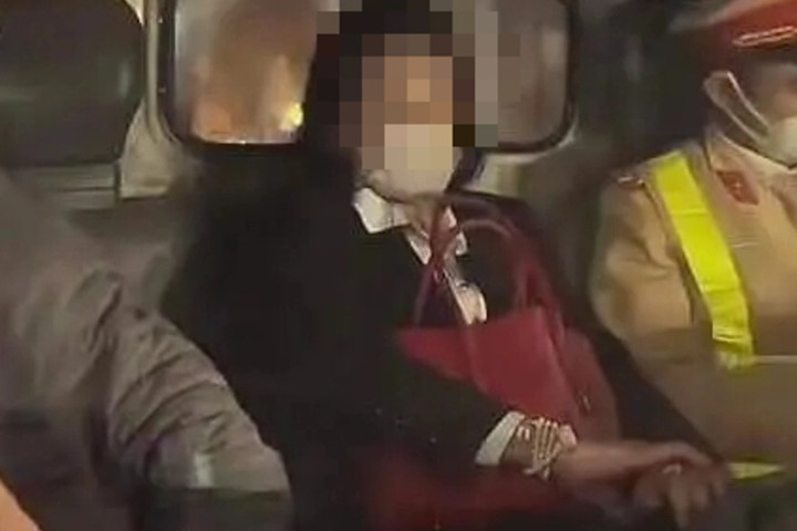 Nữ tài xế vi phạm nồng độ cồn trên phố Trần Cung