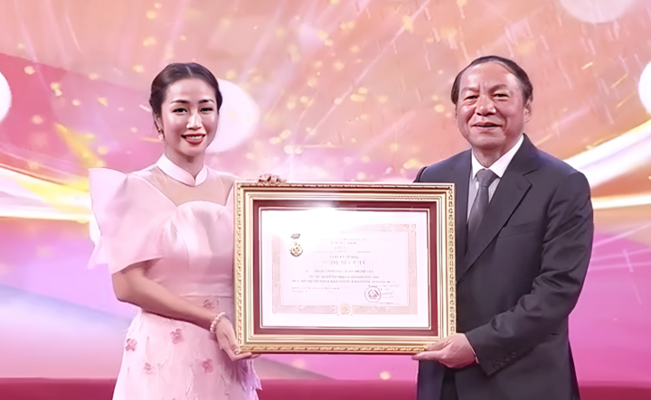 Ốc Thanh Vân vinh dự được trao danh hiệu NSƯT.