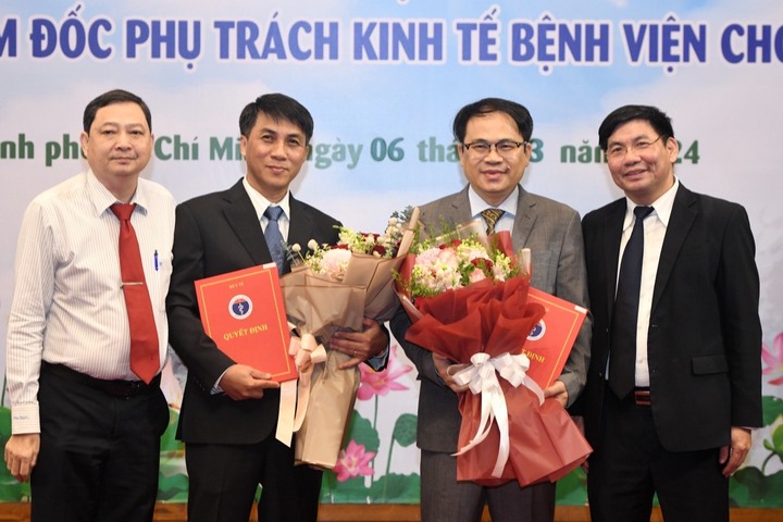 Tiến sĩ, Dược sĩ Nguyễn Quốc Bình (thứ 2 từ phải qua) và bác sĩ Chuyên khoa 2 Phạm Thanh Việt (thứ 3 từ phải qua) nhận quyết định bổ nhiệm. Ảnh: VGP/Hồng Đức