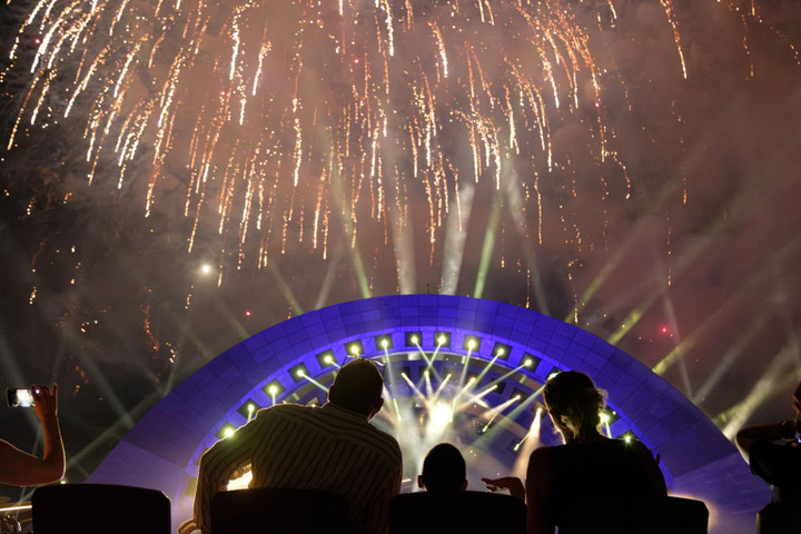 Du khách tại show diễn được chiêm ngưỡng pháo hoa ở khoảng cách gần hơn bao giờ hết.