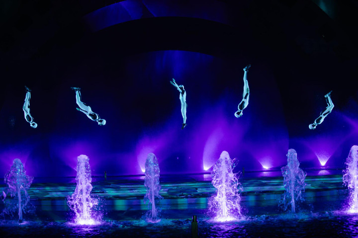 Nụ Hôn Của Biển Cả - show diễn đa trải nghiệm kết hợp 8 hiệu ứng trình diễn và màn trình diễn của 60 diễn viên quốc tế hàng đêm.