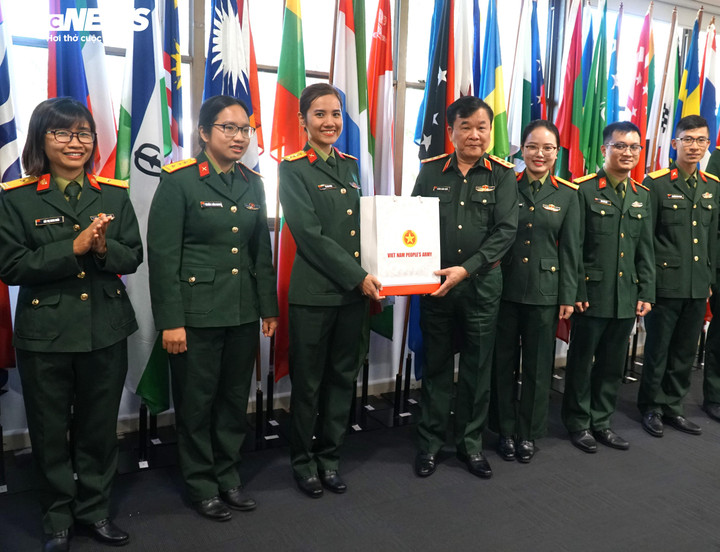 Thượng tướng Hoàng Xuân Chiến gặp gỡ, trao đổi với các học viên Việt Nam đang học tập tại Trung tâm DITC.