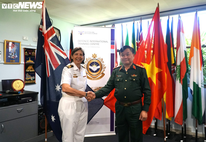 Thiếu tá Lesleigh Mather đại diện Trung tâm DITC đón Thượng tướng Hoàng Xuân Chiến trong chuyến thăm hôm 5/3.