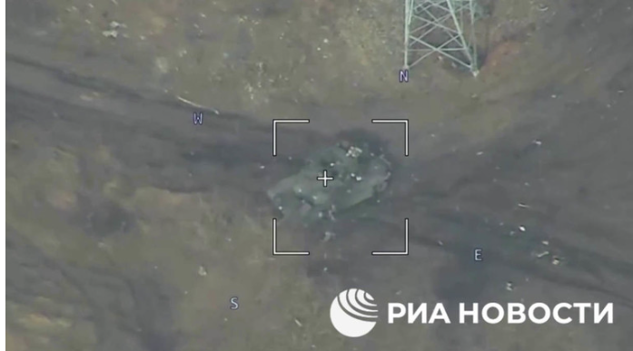 Hình ảnh về cuộc đọ sức giữa xe tăng do Nga và Mỹ sản xuất được RIA Novosti chia sẻ.