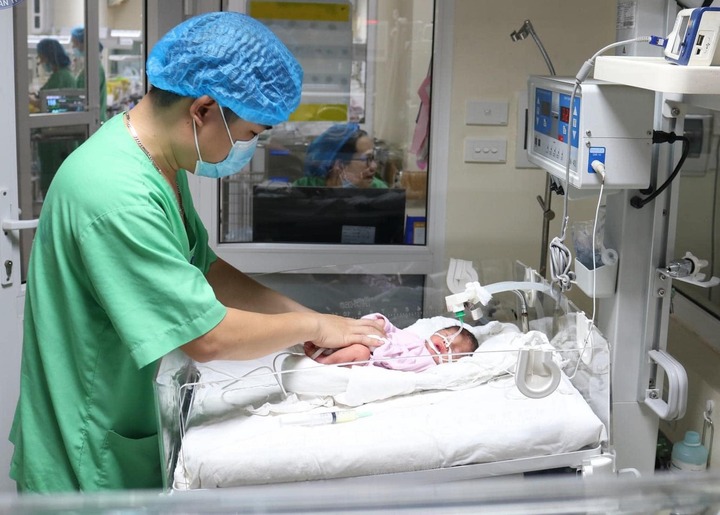 Bác sĩ thăm khám cho em bé sau khi chào đời.