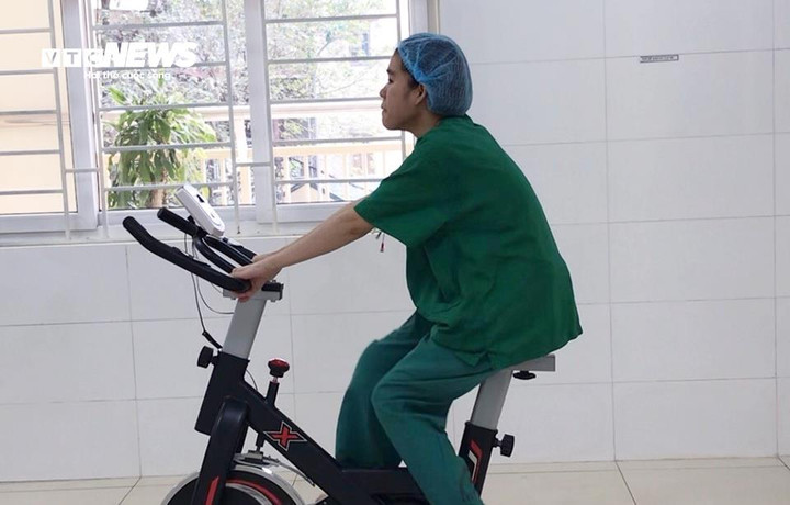 Anh Thư tập phục hồi chức năng, sáng 6/3. (Ảnh: Như Loan)