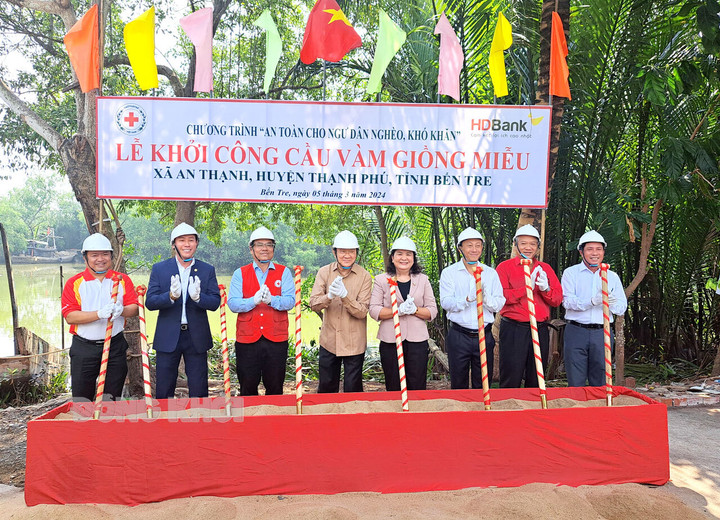 Khởi công cầu Vàm Giồng Miễu tại xã An Thạnh, huyện Thạnh Phú, tỉnh Bến Tre.