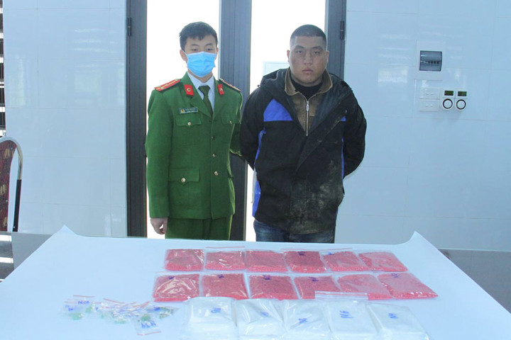 Giàng A Mùa cùng số ma tuý bị thu giữ.