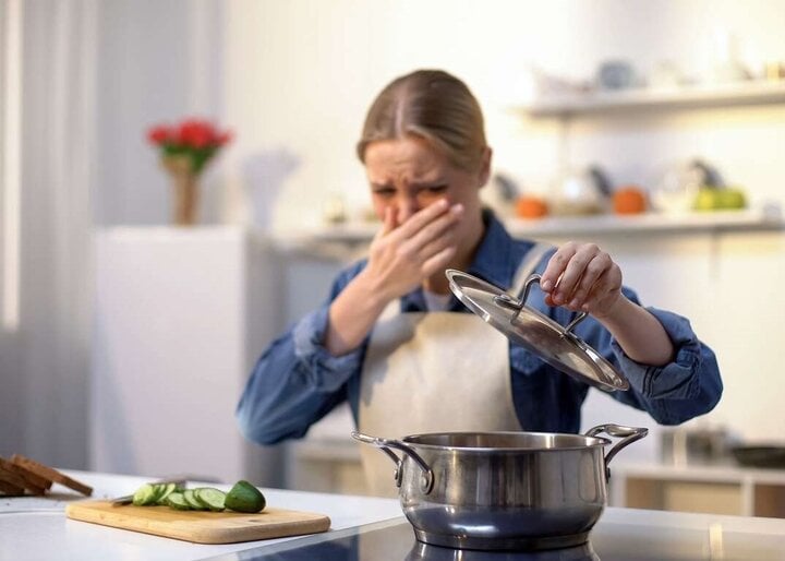 Bật quạt thông gió khi nấu ăn là mẹo khử nhanh mùi thức ăn, mùi hôi trong nhà và bếp. (Ảnh: Getty)