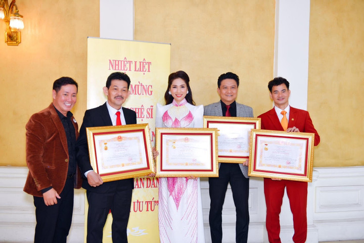 NSƯT Như Huỳnh cùng các nghệ sĩ trong Lễ trao tặng danh hiệu.