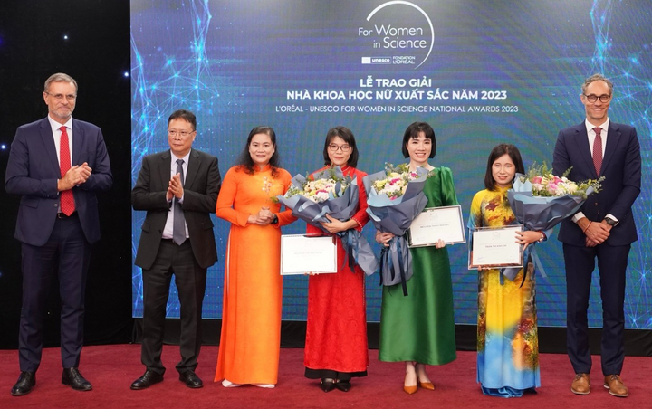 PGS.TS Nguyễn Thị Thu Hoài (váy đỏ) được vinh danh trong Lễ trao giải thưởng khoa học L'Oréal - UNESCO Vì sự phát triển phụ nữ trong khoa học