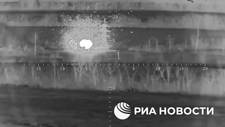 Hình ảnh về cuộc đọ sức giữa xe tăng do Nga và Mỹ sản xuất được RIA Novosti chia sẻ.