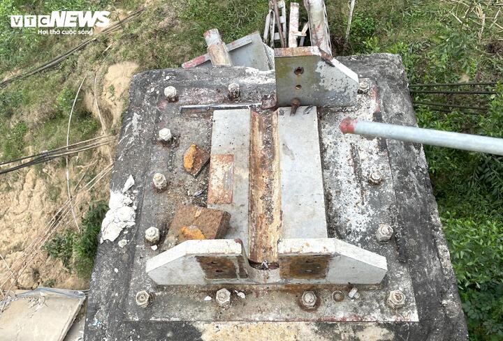 Vị trí nối giữa trụ bê tông và trụ tháp sắt đỡ cáp treo được hàn xì đơn giản nên bị bật gãy