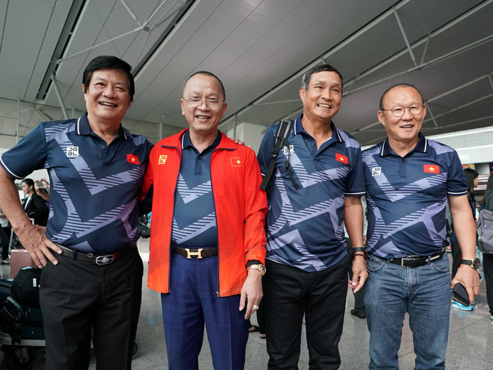 Ông Nguyễn Sỹ Hiển (trái) có nhiều đóng góp cho bóng đá Việt Nam nhưng dấu ấn ở hội đồng HLV quốc gia vẫn mờ nhạt.