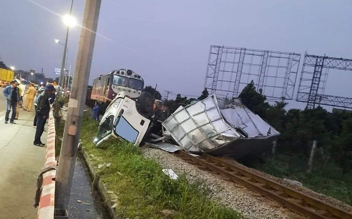 Xe tải hư hỏng nặng sau vụ va chạm.
