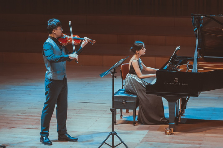 Trần Lê Bảo Quyên và em trai.