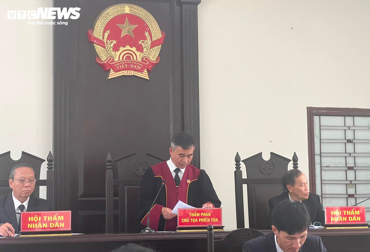 Đại diện HĐXX tuyên án đối với các bị cáo. (Ảnh: Hiền Mai)