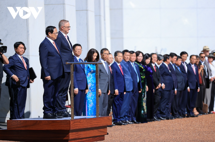 Thủ tướng Phạm Minh Chính và Thủ tướng Australia Anthony Albanese đứng trên bục danh dự tại lễ đón chính thức.
