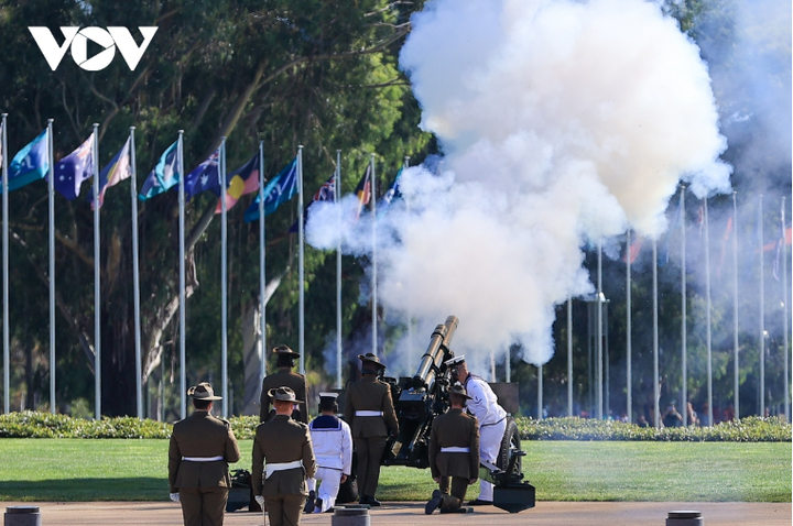 Đội danh dự Quân đội Australia bắn 19 loạt đại bác chào mừng tại lễ đón chính thức.