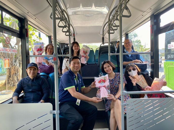 Cứ là phụ nữ, hành khách sẽ được nhận quà khi di chuyển bằng xe VinBus. Được biết, đây là hoạt động VinBus phối hợp cùng Vinhomes tổ chức tặng quà cho khách hàng nữ trên tuyến Grand Park 03 và tuyến 17 Sân bay Phú Quốc - Grand World nhân dịp mùng 8/3.