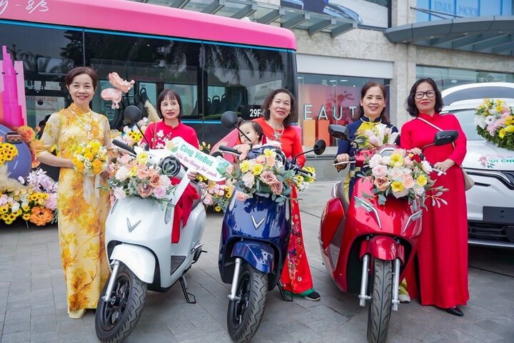 Các bà, các mẹ cũng xúng xính trong tà áo dài chụp ảnh cùng dàn xe máy điện tại sự kiện để kỷ niệm ngày đặc biệt của phái nữ.
